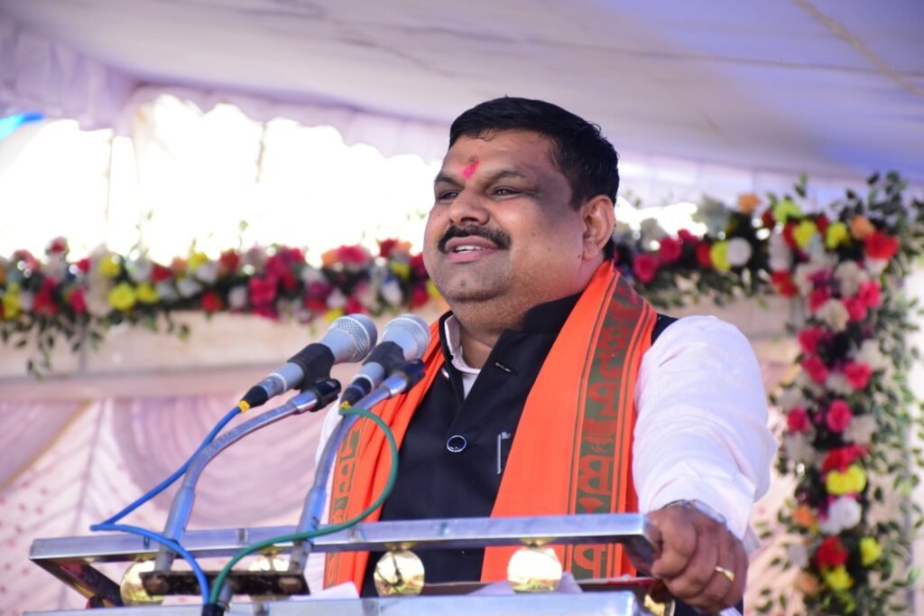 शाला प्रवेशोत्सव में शिक्षा को मिली नई उड़ान: प्रभारी मंत्री गजेन्द्र यादव ने 75.23 लाख के हाईस्कूल भवन का किया लोकार्पण, हायर सेकेंडरी में उन्नयन की घोषणा 1002180177