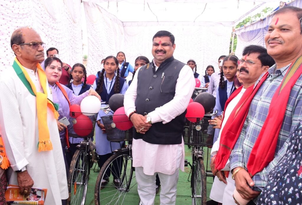 शाला प्रवेशोत्सव में शिक्षा को मिली नई उड़ान: प्रभारी मंत्री गजेन्द्र यादव ने 75.23 लाख के हाईस्कूल भवन का किया लोकार्पण, हायर सेकेंडरी में उन्नयन की घोषणा 1002180178